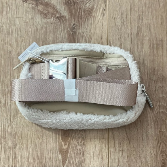 Lululemon Everywhere Belt Bag Fleece white ivory - Picture 5 of 6